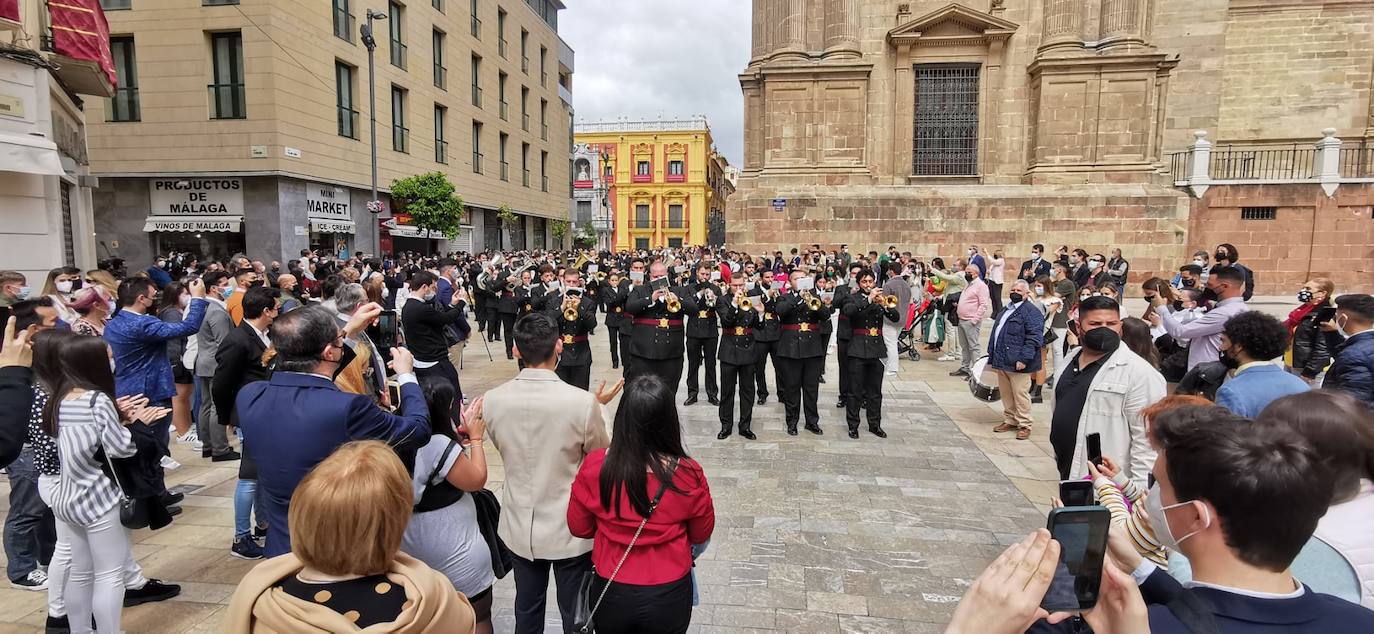 Banda de cornetas y tambores pasa junto a la Catedral.