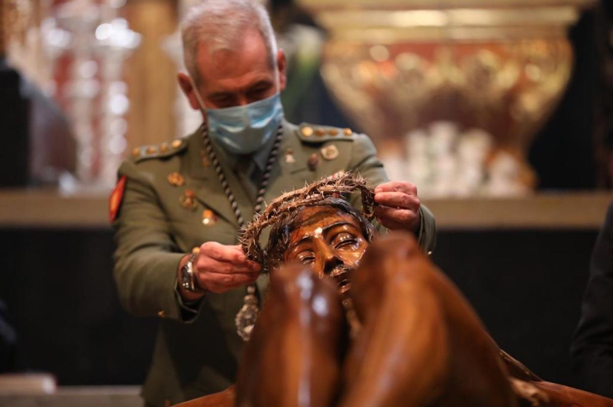 Mena: Imposición de la corona de espinas al Cristo de la Buena Muerte