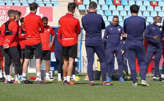 El entrenador del Almería, José Gomes, dio una charla a sus jugadores este domingo y «pidió que transformen la rabia en motivación», según informó el club rojiblanco. 