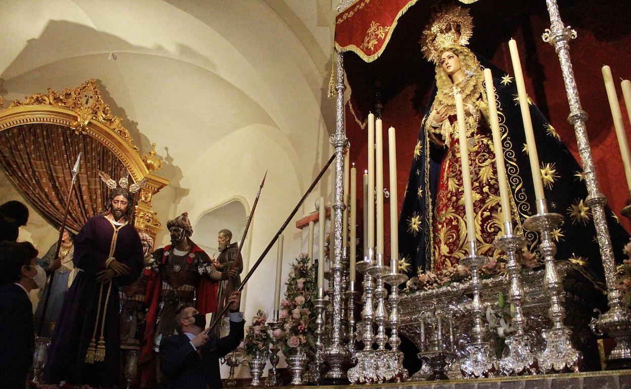 Encendido de las velas a la hora en que la procesión se tenía que poner en marcha.