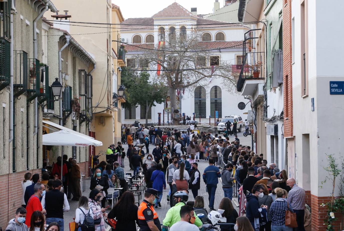 Público y colas en los alrededores de San Pablo. 