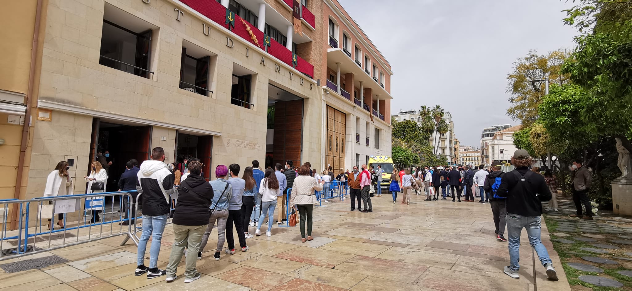 Cola a las puertas de la casa hermandad de la Cofradía de Estudiantes para visitar las imágenes del Cristo Coronado de Espinas y la Virgen de Gracia y Esperanza. 