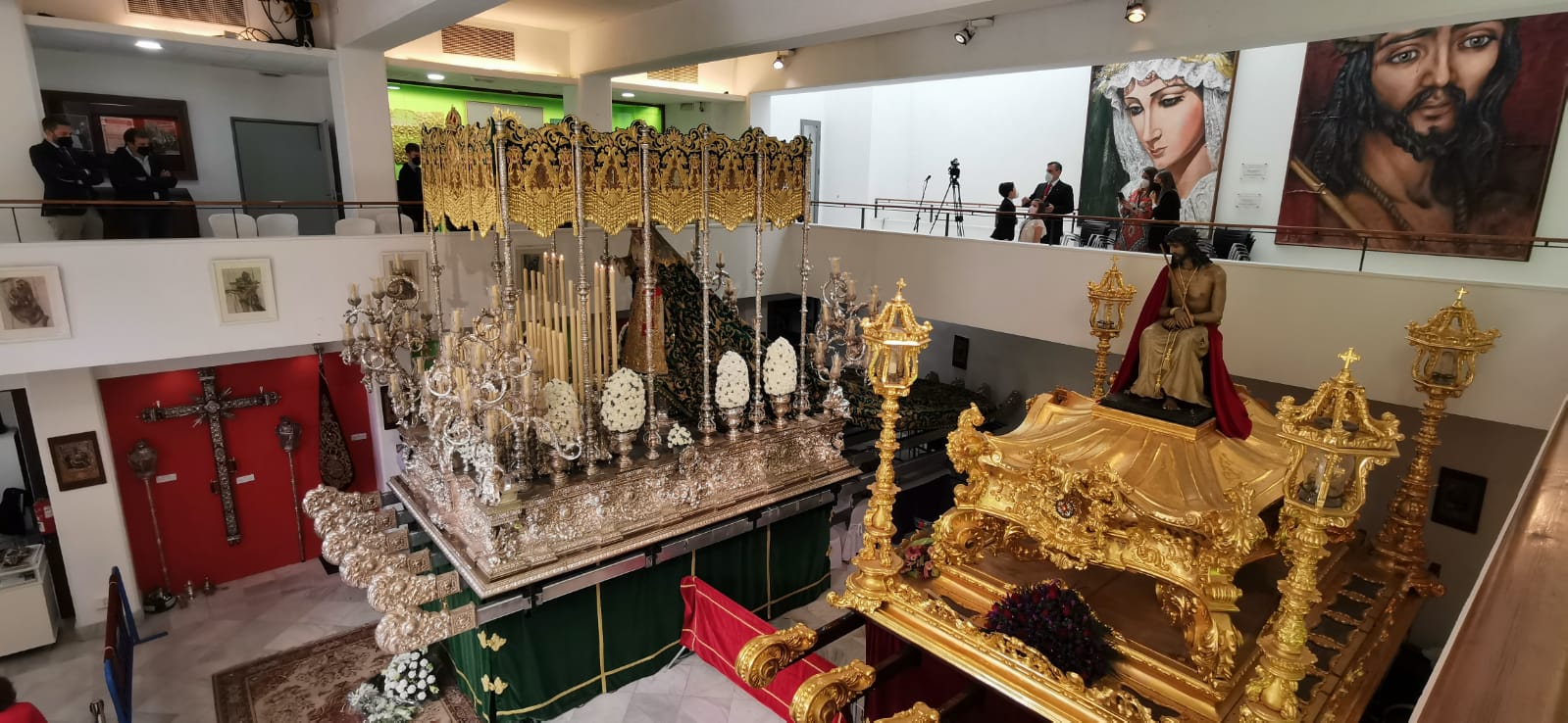 Imágenes del Cristo Coronado de Espinas y la Virgen de Gracia y Esperanza en la casa hermandad de Estudiantes.