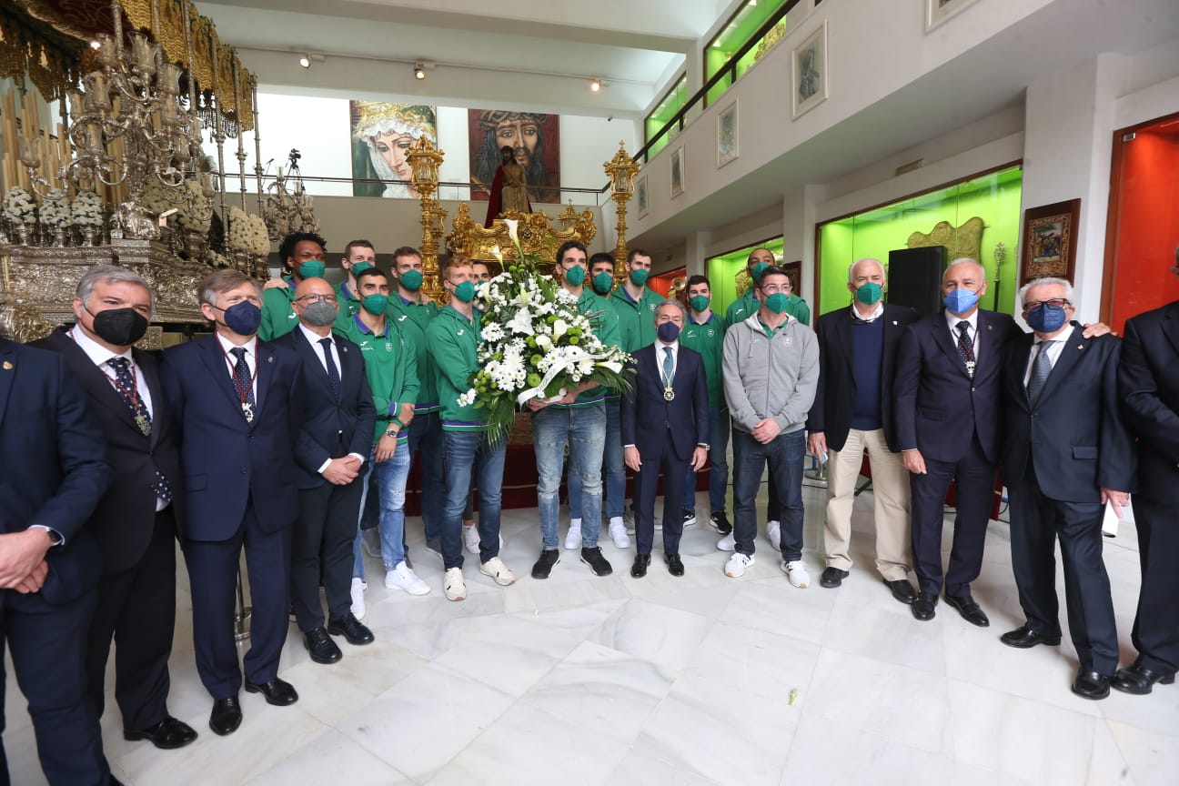 Ofrenda floral del Unicaja al Cristo de Estudiantes y la Virgen de Gracia y Esperanza.