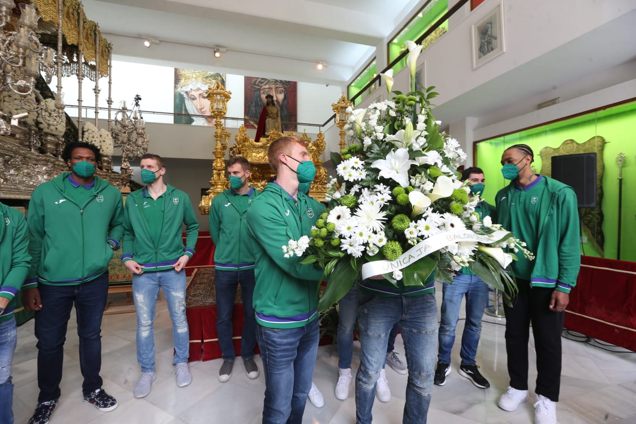 Ofrenda floral del Unicaja al Cristo de Estudiantes y la Virgen de Gracia y Esperanza.