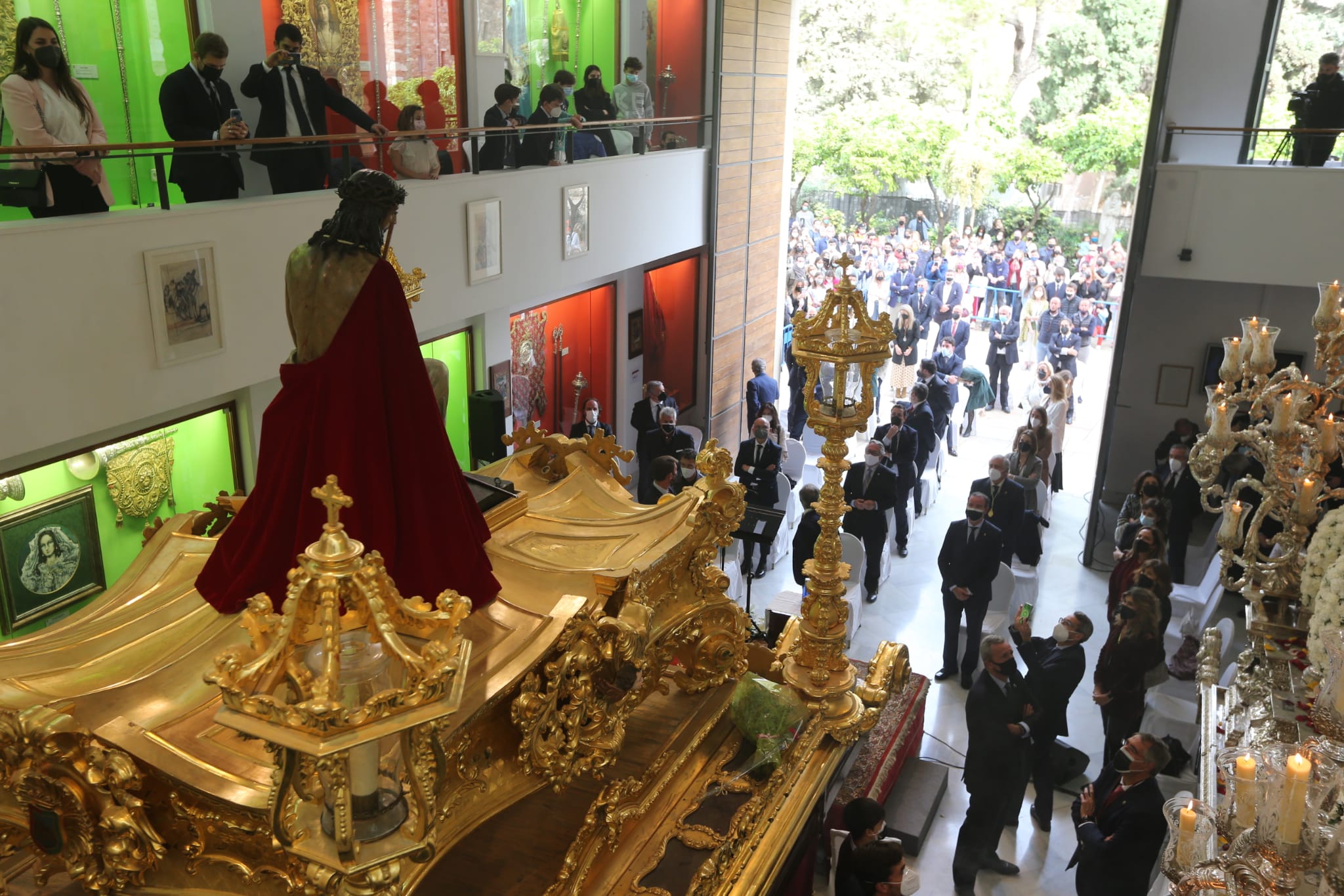 Imágenes del Cristo Coronado de Espinas y la Virgen de Gracia y Esperanza en la casa hermandad de Estudiantes.