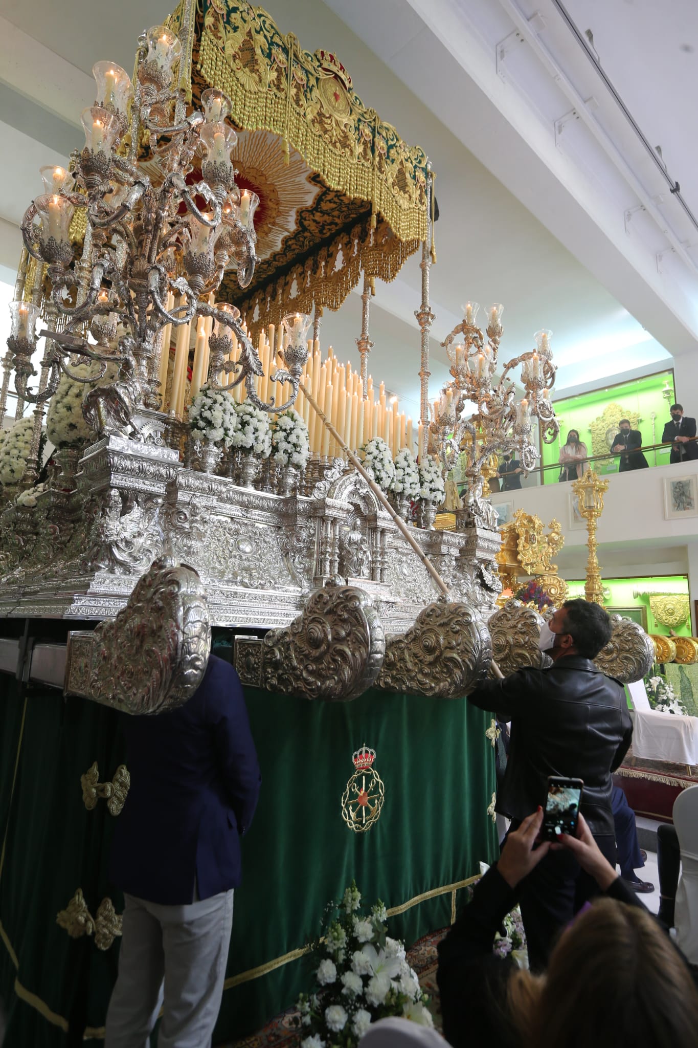 Antonio Banderas frente a las imágenes del Cristo Coronado de Espinas y la Virgen de Gracia y Esperanza.