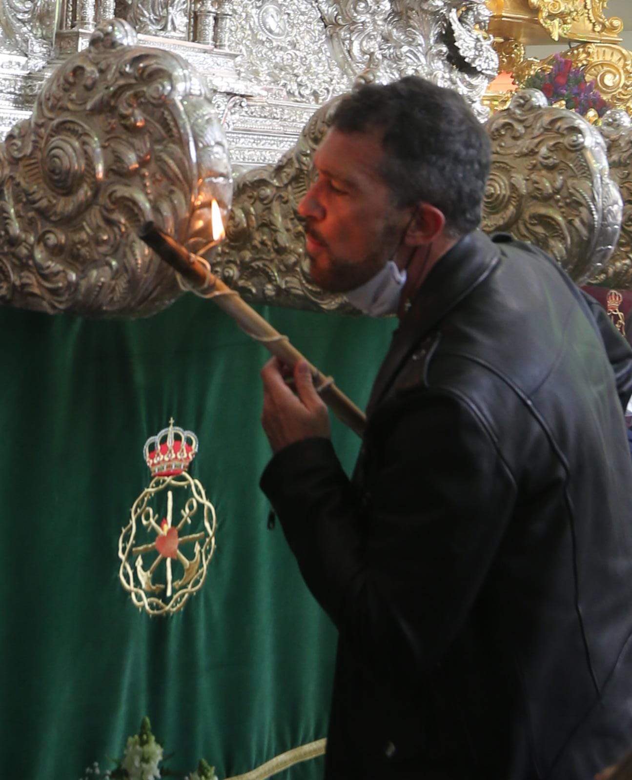 Antonio Banderas frente a las imágenes del Cristo Coronado de Espinas y la Virgen de Gracia y Esperanza.