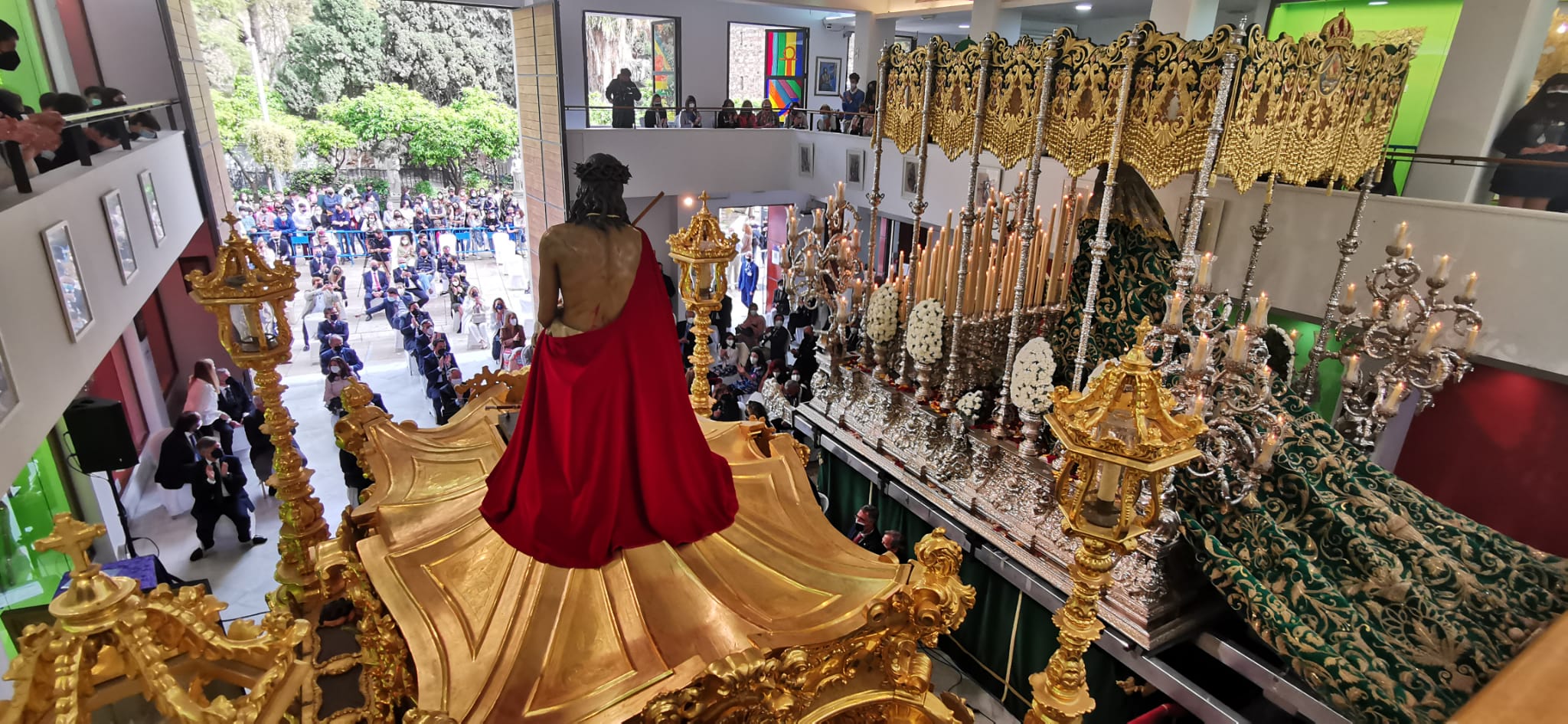 Imágenes del Cristo Coronado de Espinas y la Virgen de Gracia y Esperanza en la casa hermandad de Estudiantes.