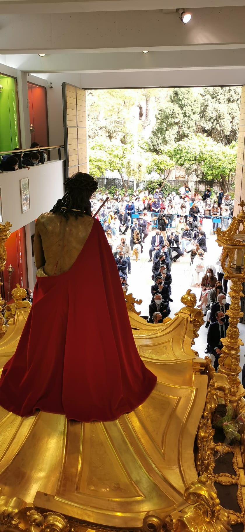 Imágenes del Cristo Coronado de Espinas y la Virgen de Gracia y Esperanza en la casa hermandad de Estudiantes.