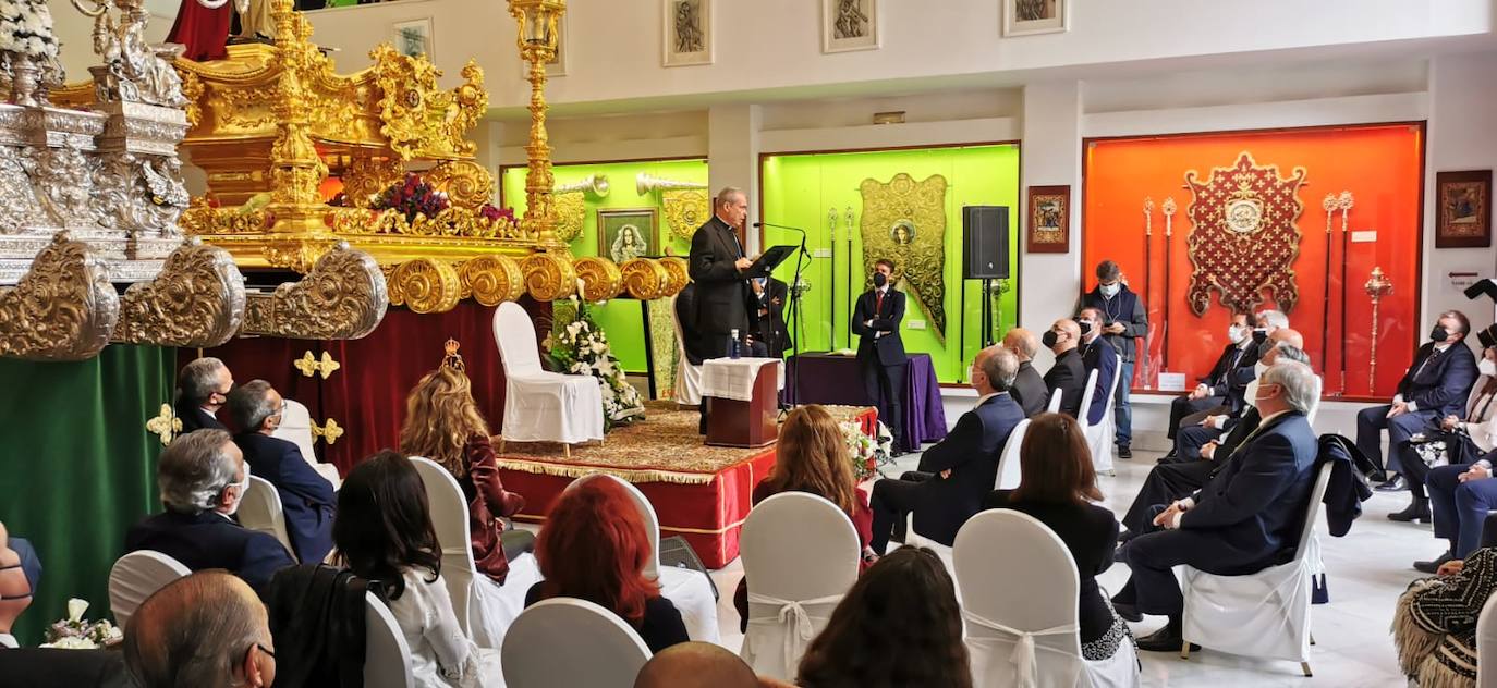 El obispo de Málaga, en la casa hermandad de Estudiantes este Lunes Santo. 