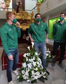 Imagen secundaria 2 - Arriba, Fotis Katsikaris junto a Pedro Ramírez. Abajo, los jugadores del Unicaja preparan la ofrenda. A la derecha, Díaz y Suárez, ejercieron de capitanes. 