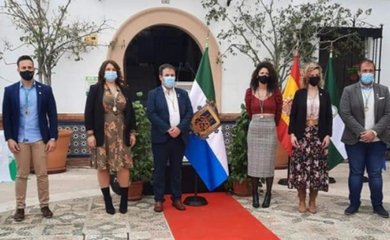 El equipo de gobierno municipal, junto a la nueva bandera de Casarabonela.