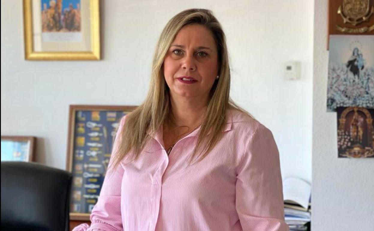 La veleña Carmen Navas, en su despacho de la cofradía de pescadores de Caleta. 