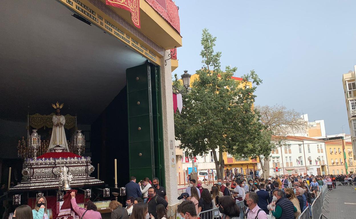 Colas ante las imágenes de Jesús Cautivo y la Virgen de la Trinidad.