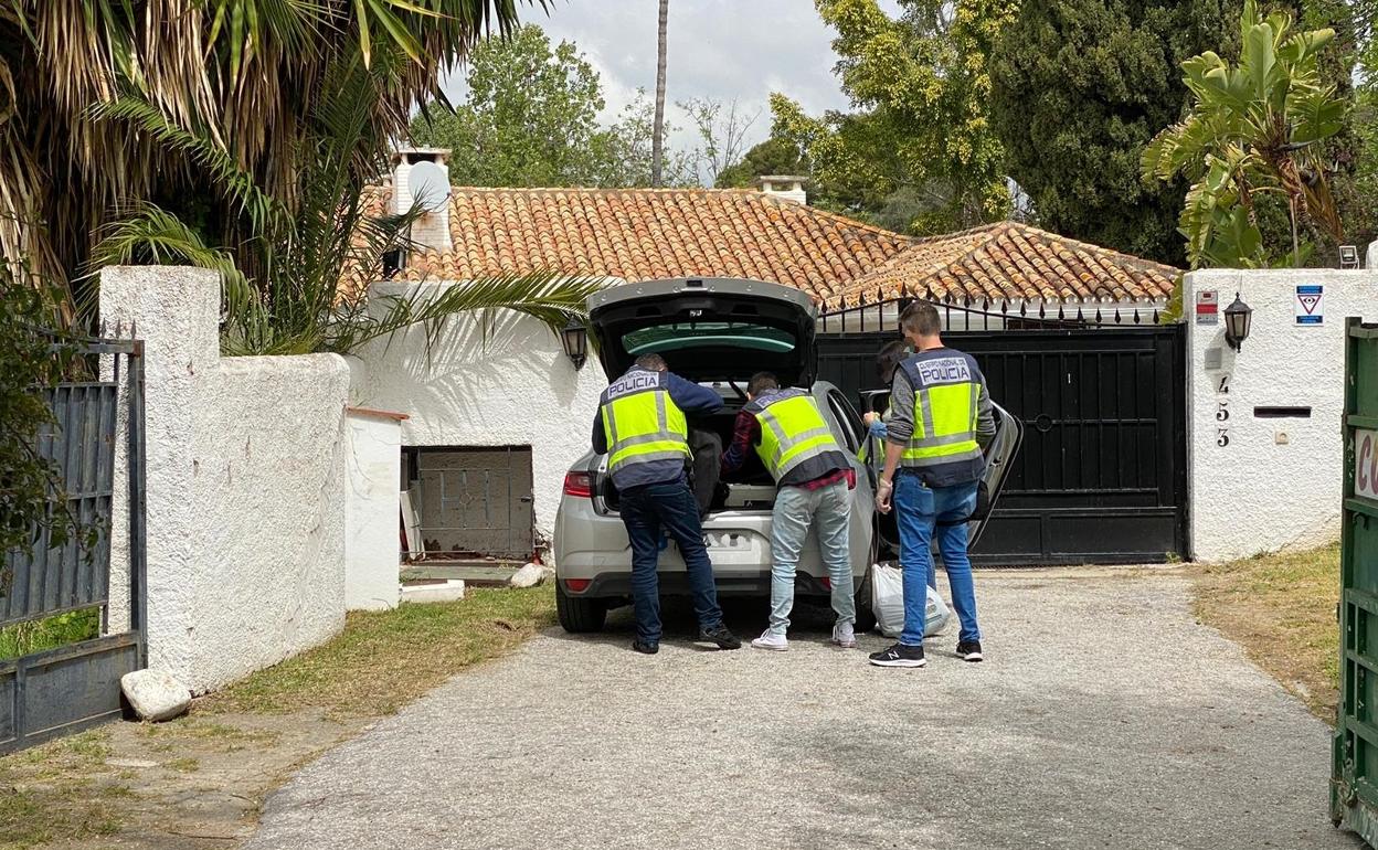 Policías en la vivienda en la que ocurrieron los hechos. 