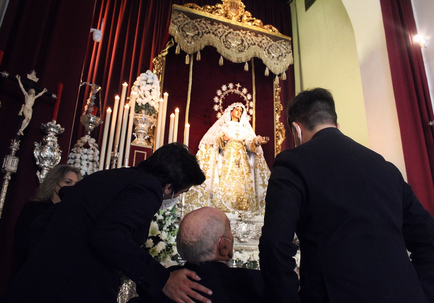 Nuestro Padre Jesús Nazareno de los Pasos en el Monte Calvario y María Santísima del Rocío Coronada en la parroquia de San Lázaro.