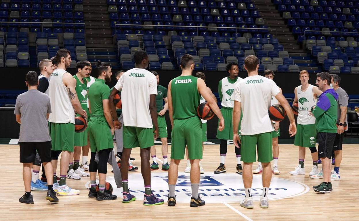 Katsikaris da instrucciones a los jugadores durante un entrenamiento en el Carpena. 