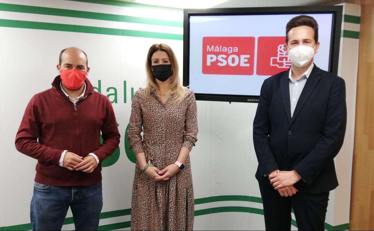 Javier Jérez, Antonia García y Salvador Rojas, en la sede del PSOE. 