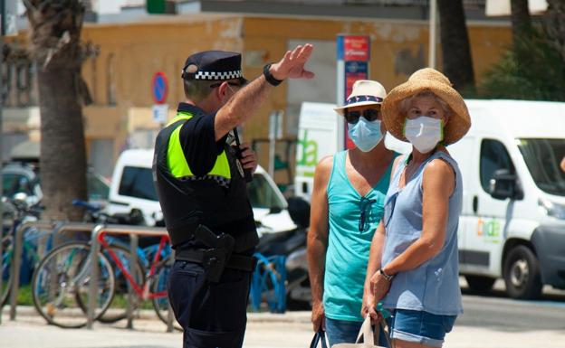 Un policía en una playa de Málaga