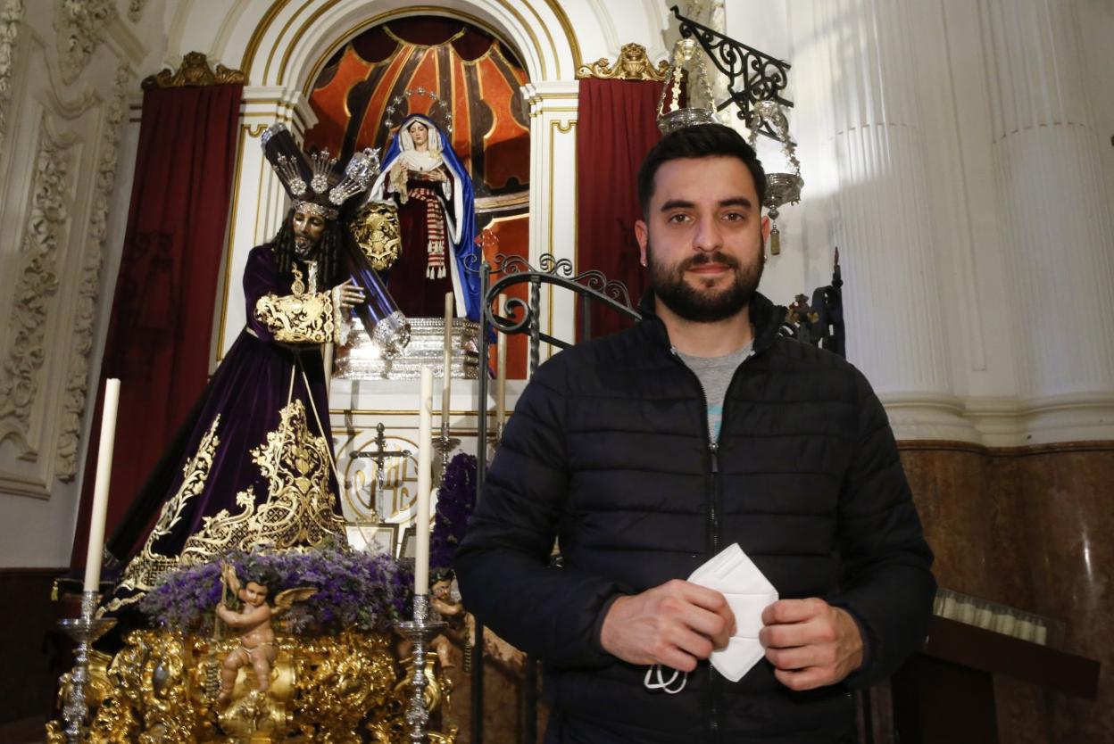 Cortés del Pueblo ante el Nazareno de El Rico y la Virgen del Amor. 