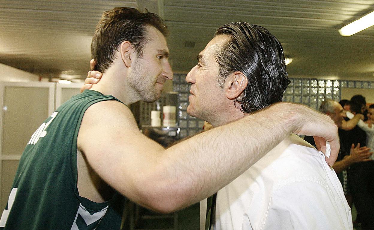 Pepe Sánchez y Sergio Scariolo celebran la clasificación para la Final Four de Atenas en 2007. 