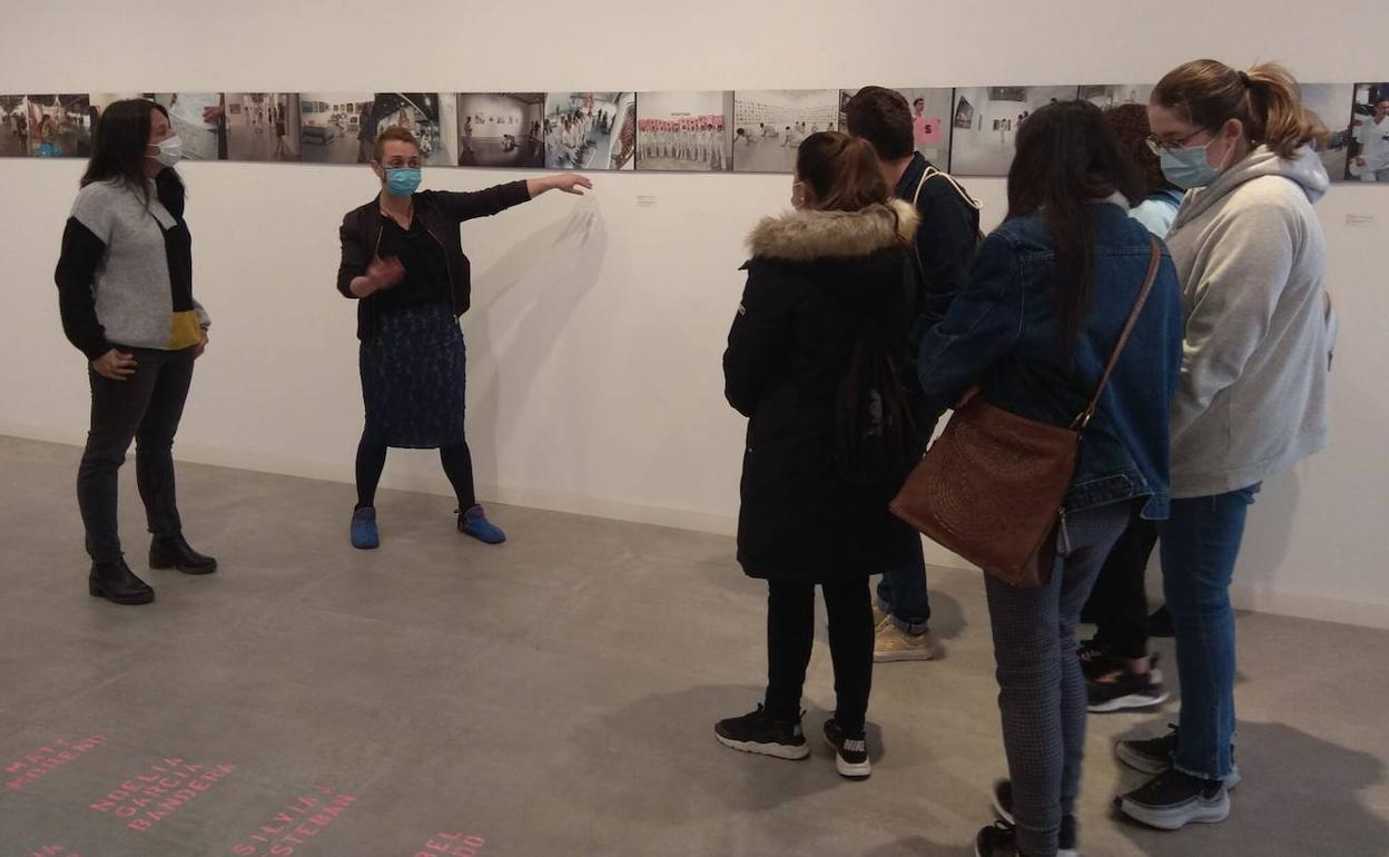 Sara Sarabia y Cristina Savage visitan 'Quitando lo viejo' con los alumnos del TAEC.