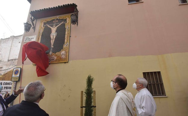 Momento del descubrimiento del retablo cerámico. 