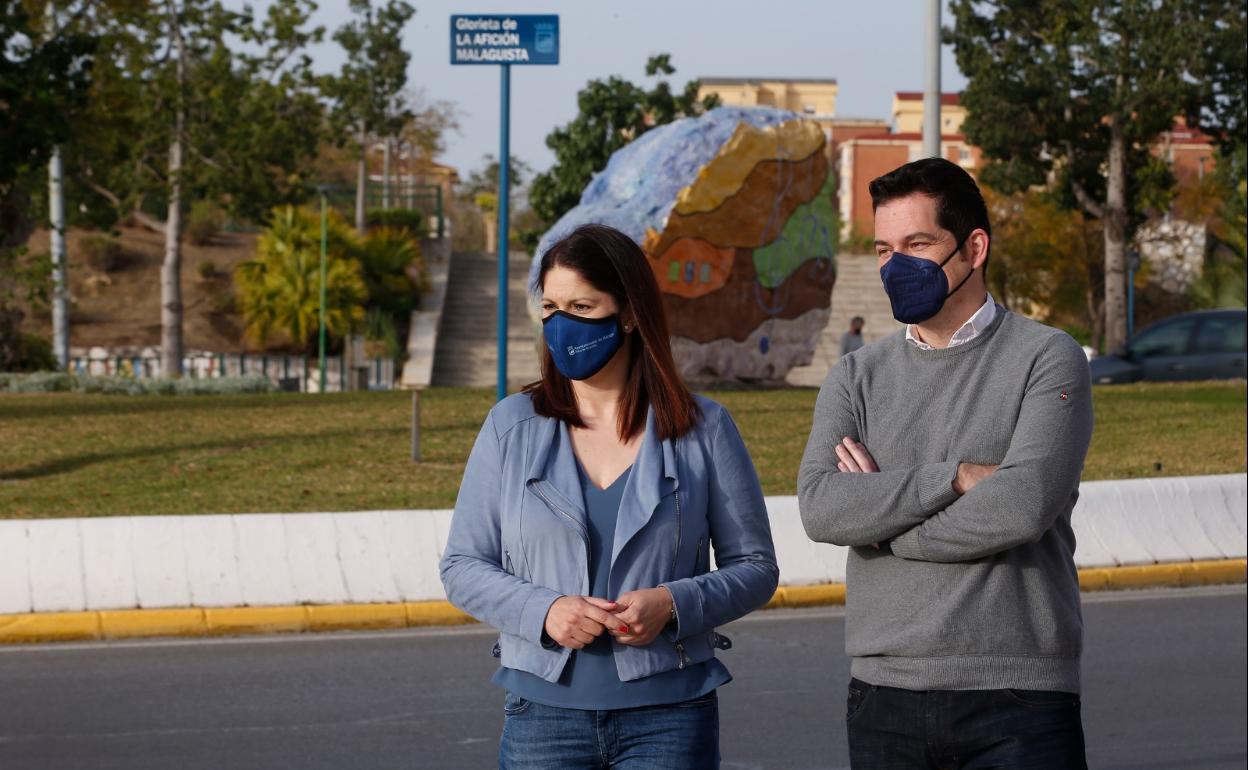 La edil de Cultura y Deportes, Noelia Losada y el asesor del área Alejandro Carballo, en el nuevo rótulo.