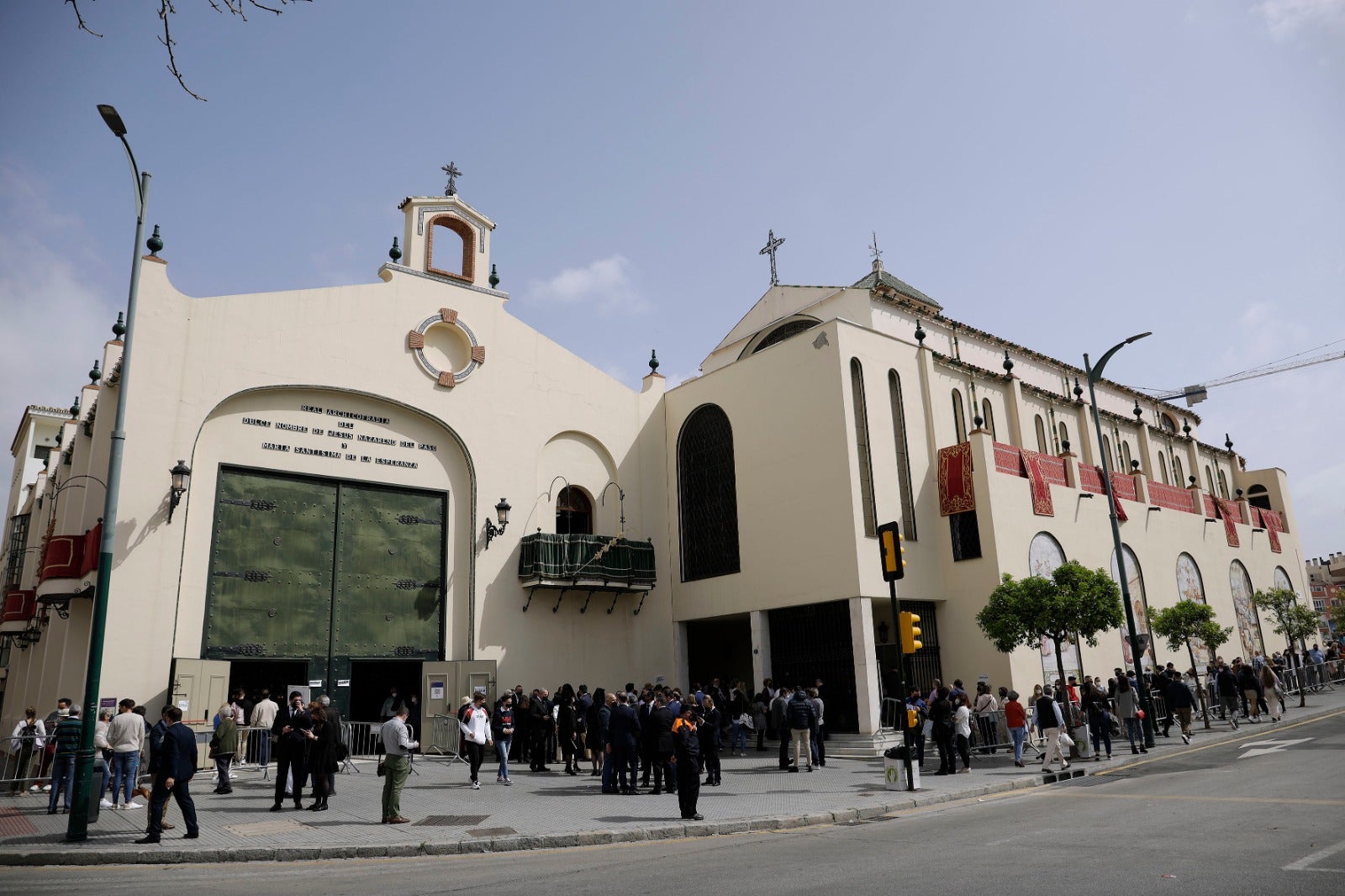 Tiempo de Esperanza: La basílica se alfombra y perfuma de romero. El Nazareno del Paso luce túnica bordada y cruz de plata y la Virgen lleva la presea de la coronación