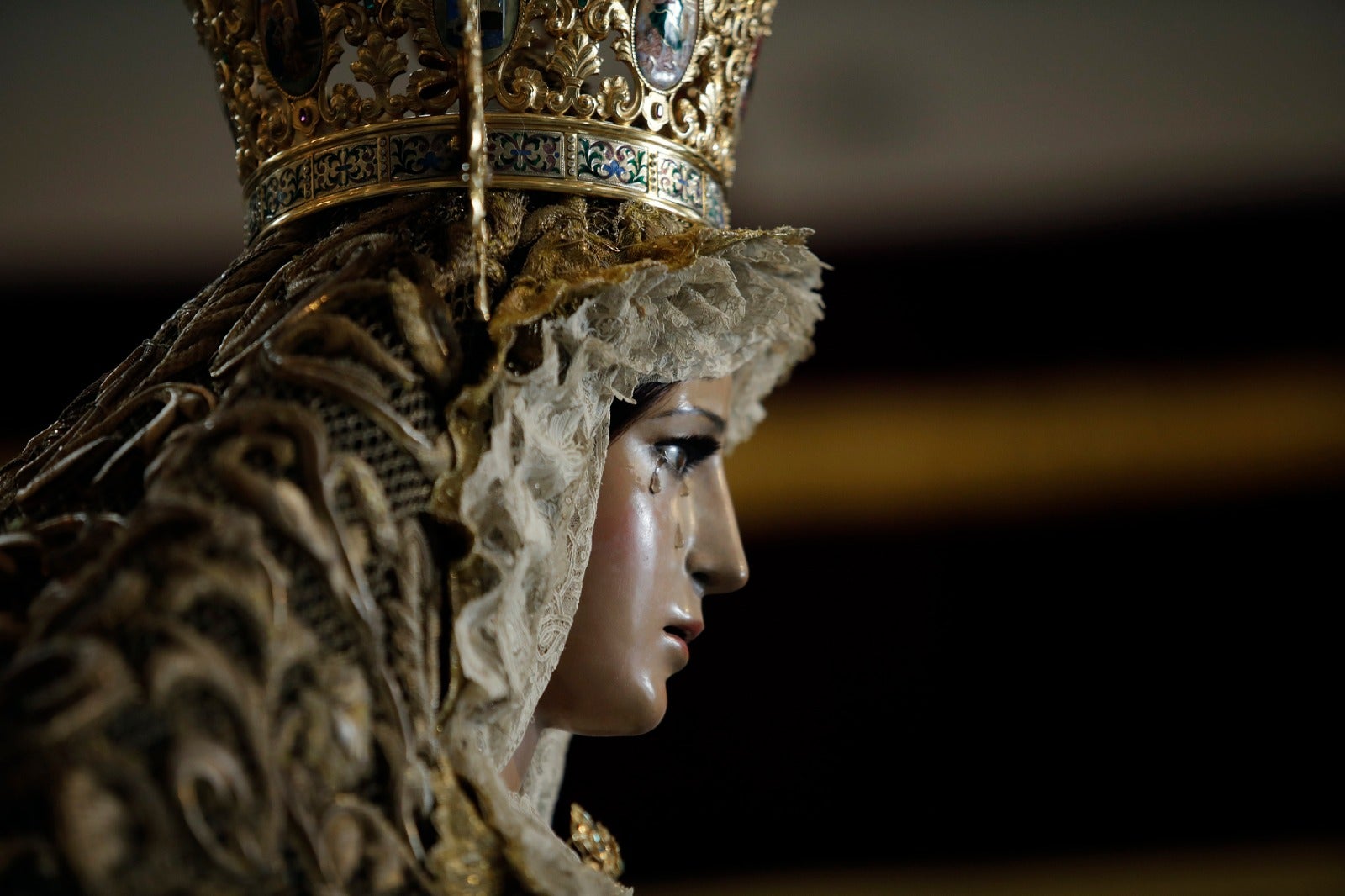 Tiempo de Esperanza: La basílica se alfombra y perfuma de romero. El Nazareno del Paso luce túnica bordada y cruz de plata y la Virgen lleva la presea de la coronación