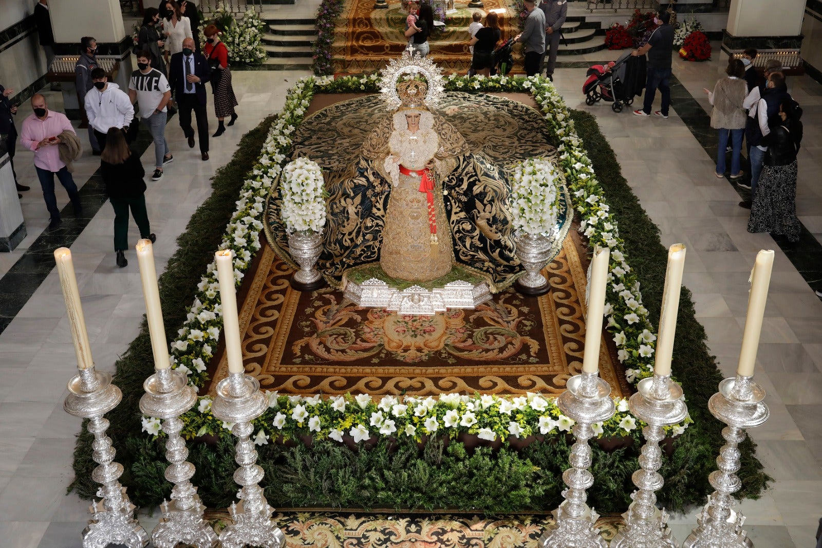 Tiempo de Esperanza: La basílica se alfombra y perfuma de romero. El Nazareno del Paso luce túnica bordada y cruz de plata y la Virgen lleva la presea de la coronación