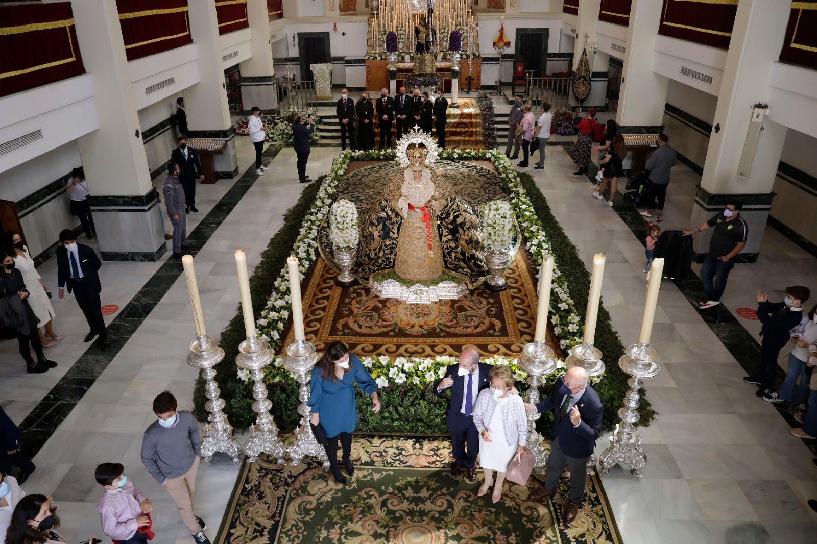 Tiempo de Esperanza: La basílica se alfombra y perfuma de romero. El Nazareno del Paso luce túnica bordada y cruz de plata y la Virgen lleva la presea de la coronación