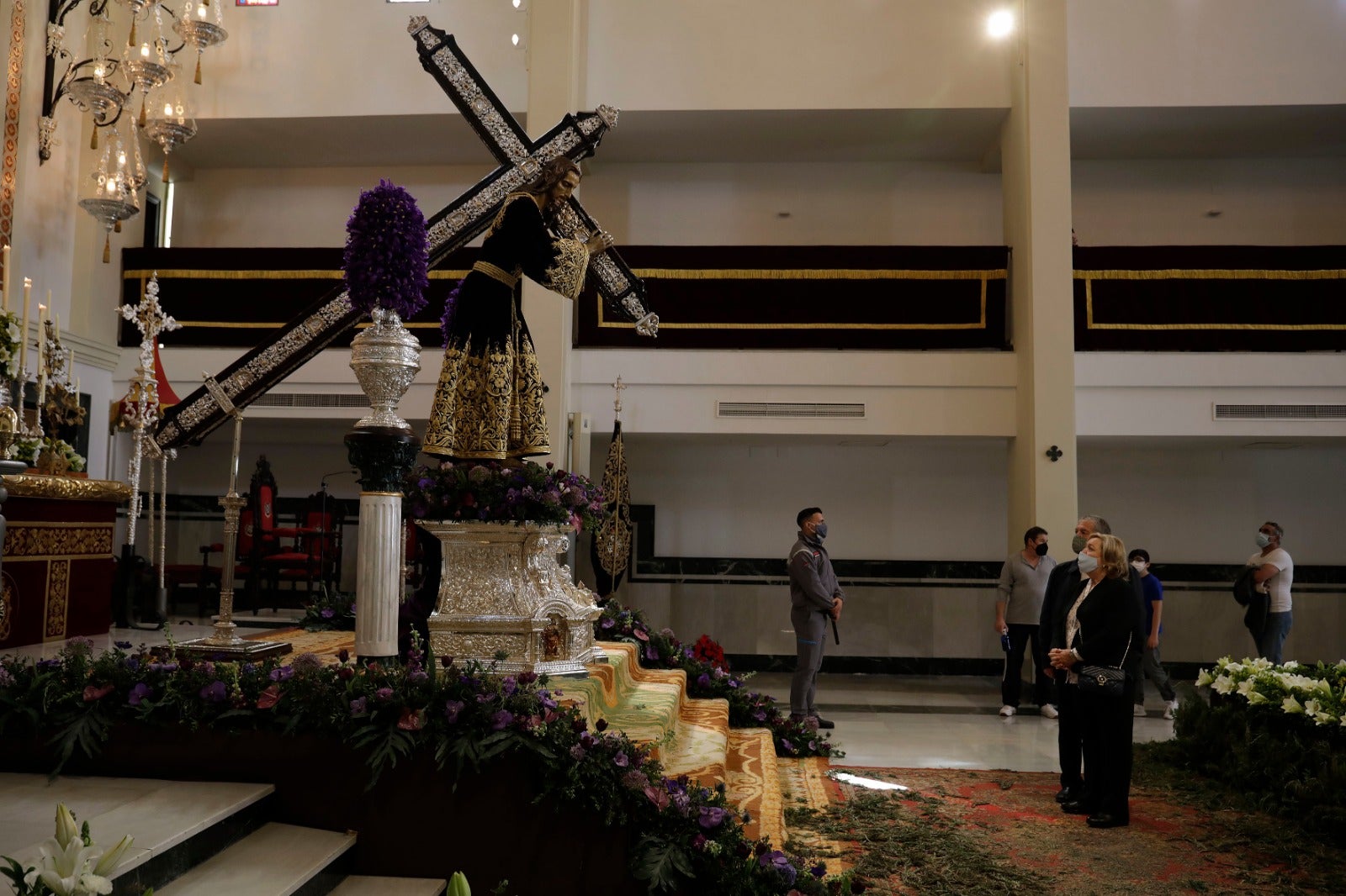 Tiempo de Esperanza: La basílica se alfombra y perfuma de romero. El Nazareno del Paso luce túnica bordada y cruz de plata y la Virgen lleva la presea de la coronación