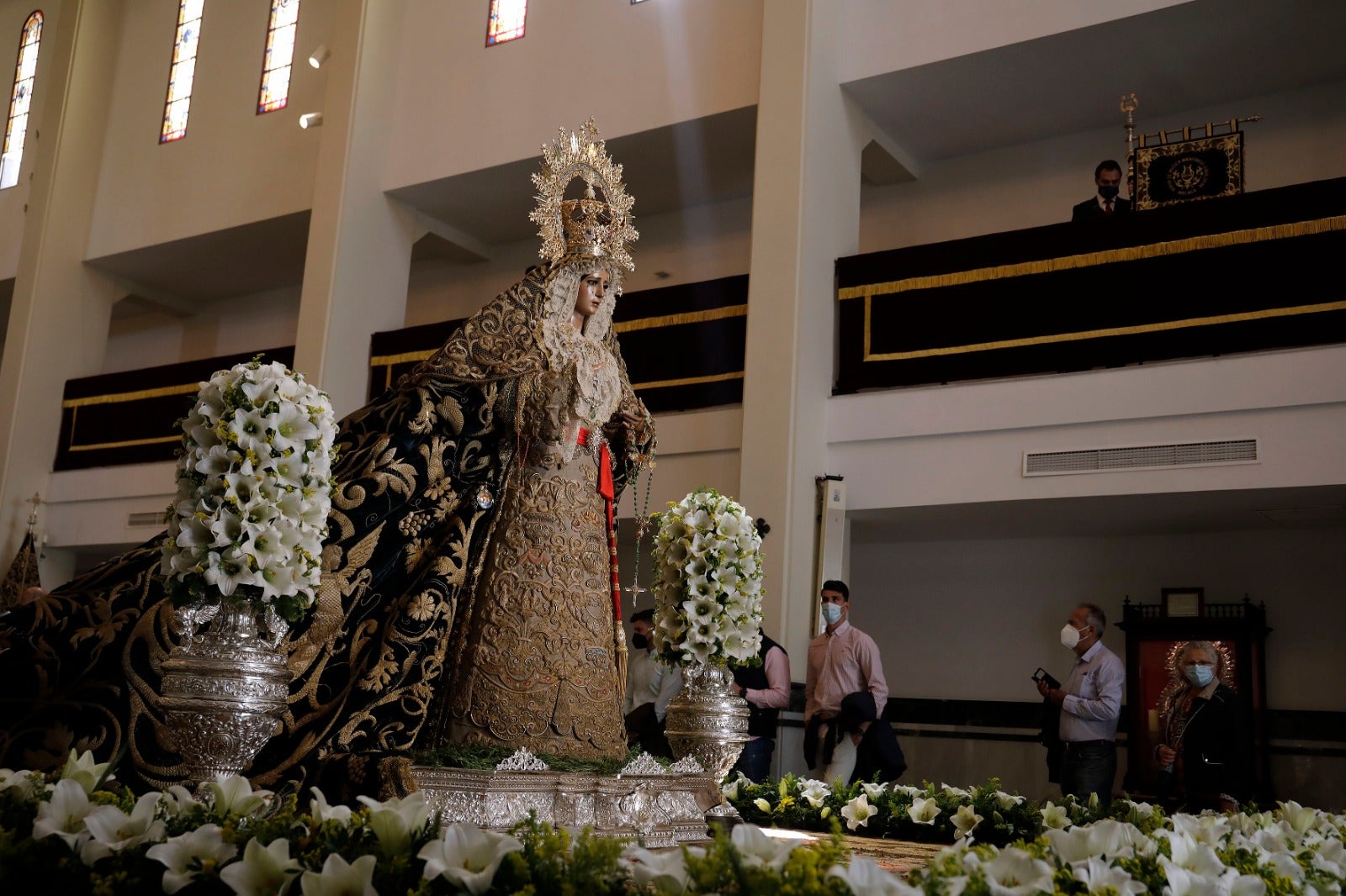 Tiempo de Esperanza: La basílica se alfombra y perfuma de romero. El Nazareno del Paso luce túnica bordada y cruz de plata y la Virgen lleva la presea de la coronación