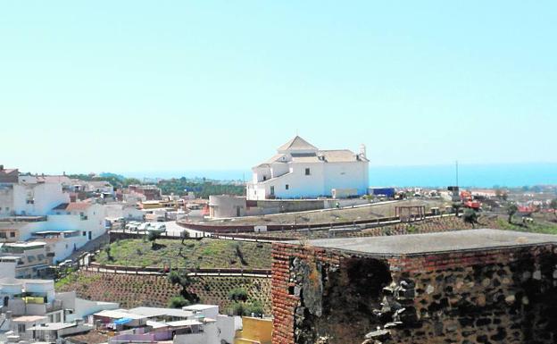 En el cerro de San Cristóbal, en Vélez-Málaga, se puede visitar la capilla de los Remedios, la 'ermita transparente'.