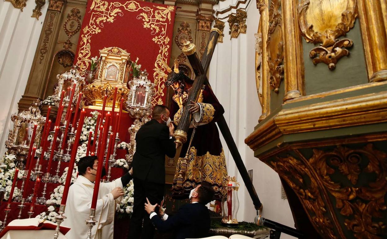 José Manuel Díaz, en el momento de colocar la llave en la mano del Cristo. 