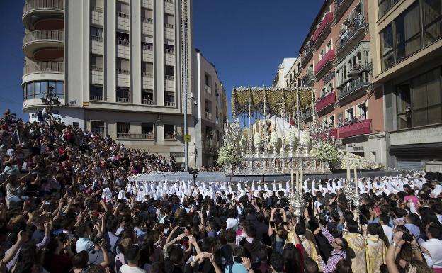 La Virgen del Rocía en la tribuna de los pobres