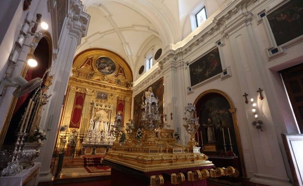El Cristo Resucitado, en su trono, y la Virgen Reina de los Cielos, al fondo.