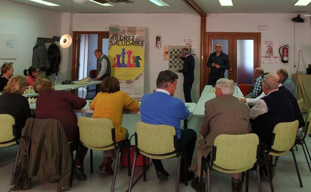 Un taller del programa 'Ajedrez saludable', orientado a personas mayores.