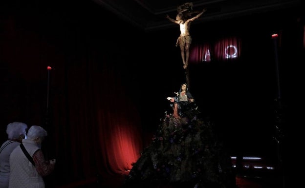 La Cofradía del Amor sitúa a su Cristo sobre un monte de corcho con detalles de la pasión