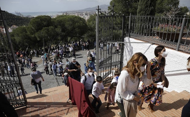 Cientos de personas han hecho cola para entrar en la ermita del Monte Calvario. 