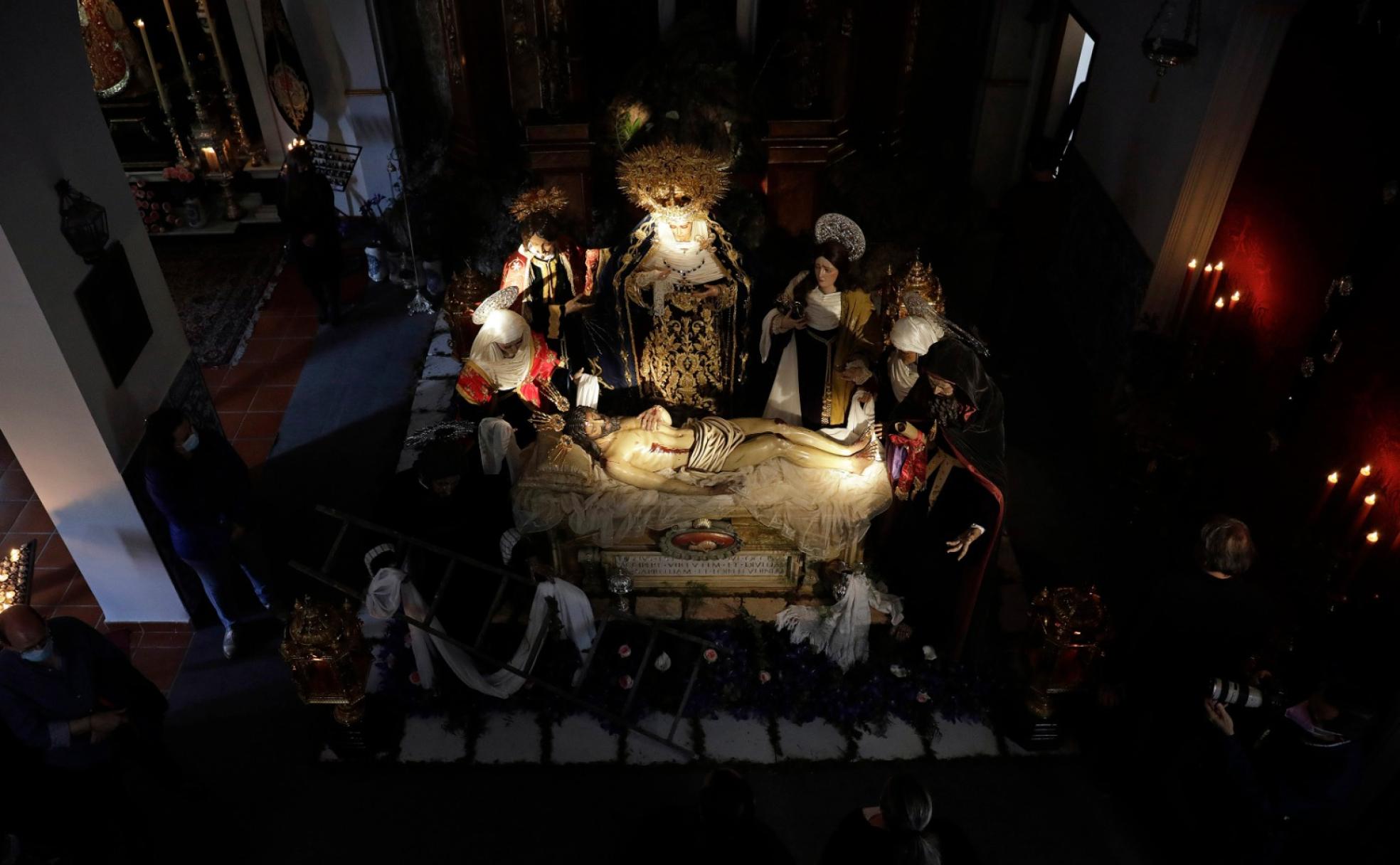 Escena de la mortaja del Cristo Yacente de la Paz y la Unidad, en la ermita de la Cofradía del Monte Calvario.