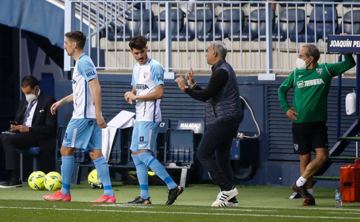 Pellicer da instrucciones a Jozabed justo antes de que este y Scepovic entraran frente al Almería. 