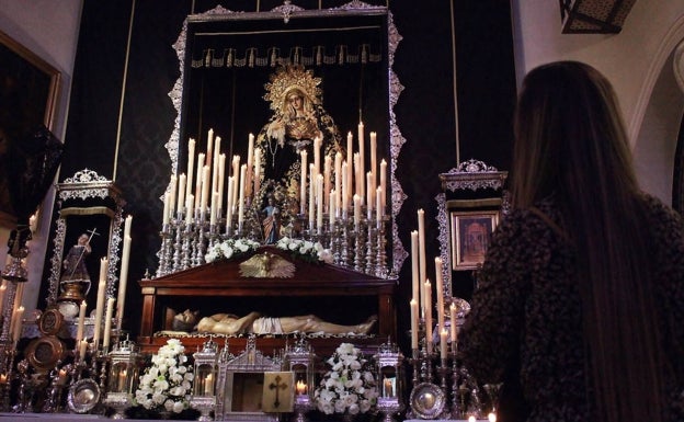 Niños de la Cofradía del Sepulcro realizan una ofrenda floral a la Virgen de la Soledad