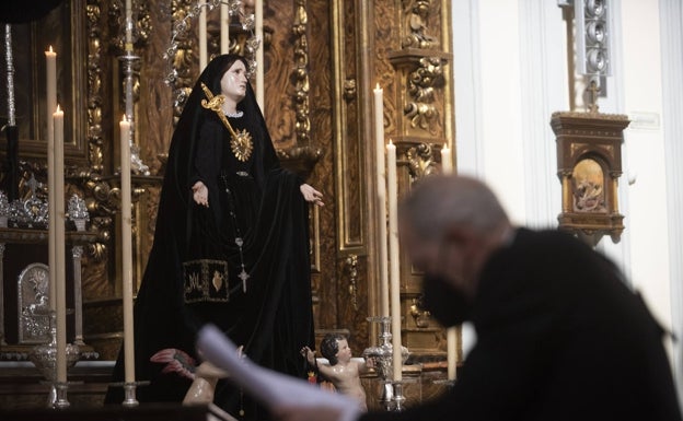 La Virgen de los Dolores de Servitas, en su altar de la parroquia de San Felipe Neri. 