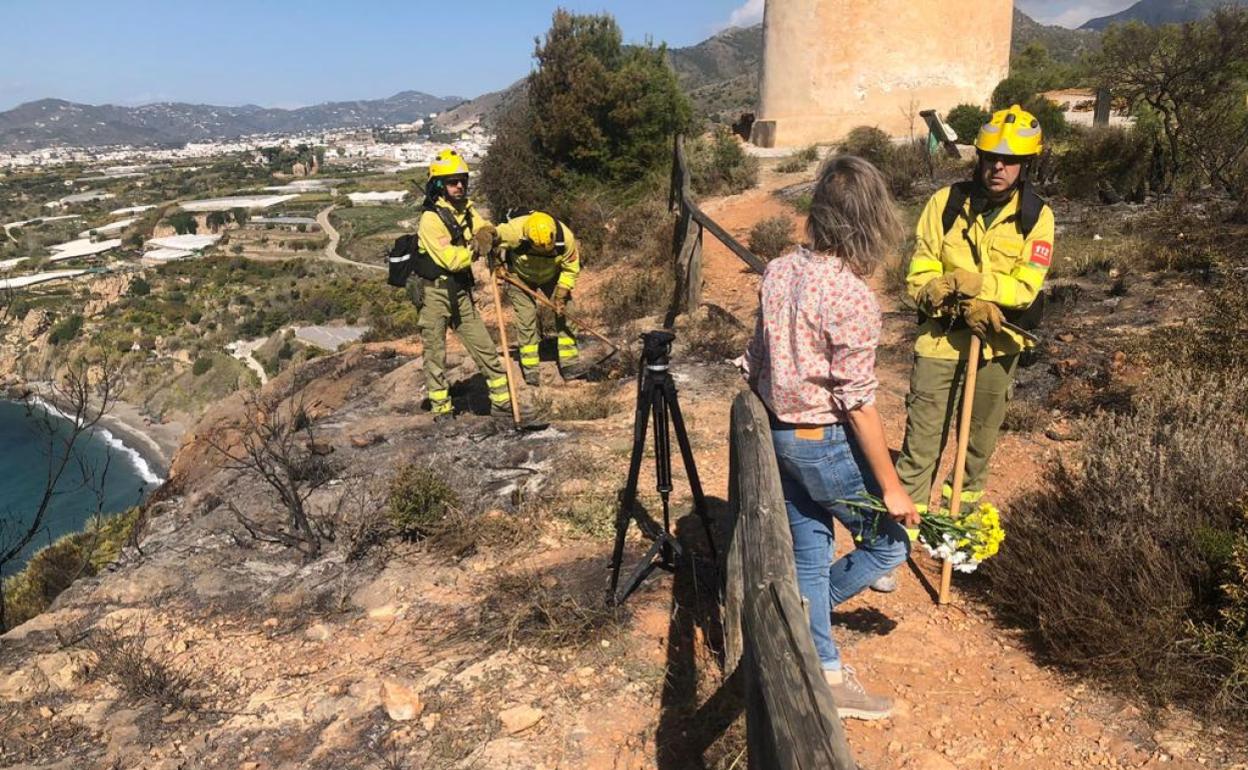 Efectivos del Infoca, trabajando ayer en la zona del incendio. 