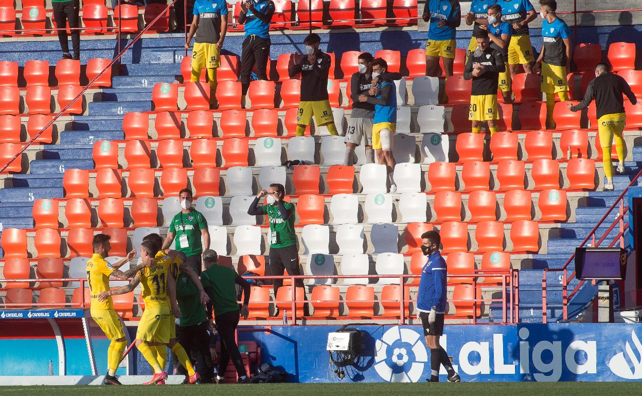 Scepovic, en la esquina de la imagen tapado por los abrazos de Joaquín y Cristian en la celebración del gol de la victoria del Málaga en Lugo.