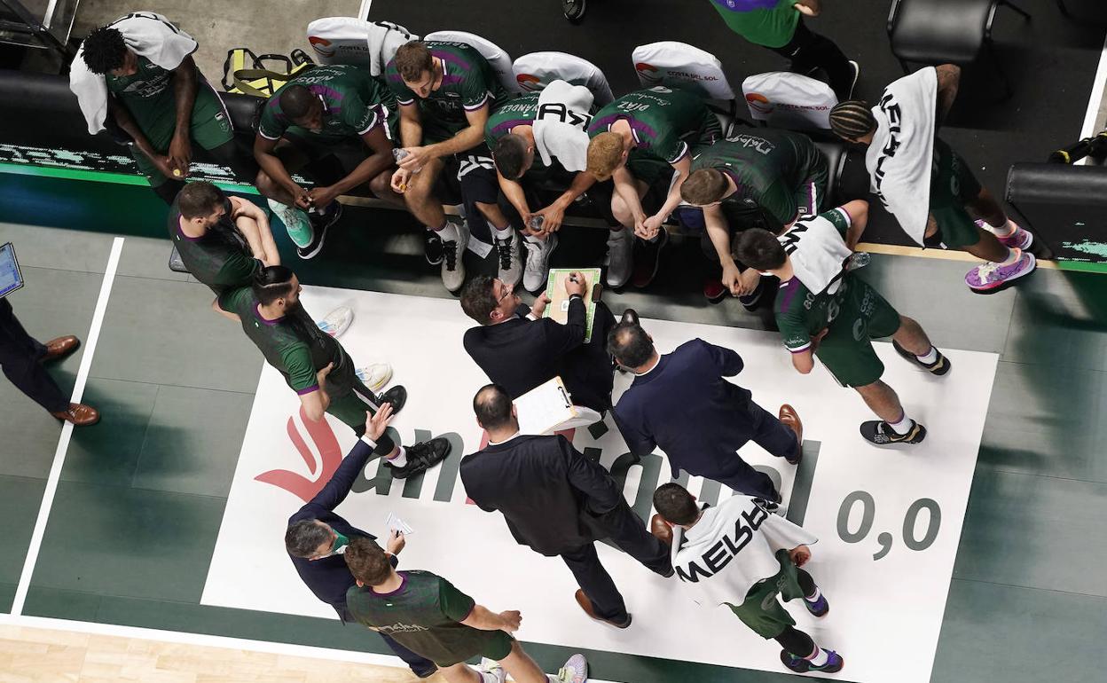 Fotis Katsikaris se dirige a la plantilla del Unicaja en un tiempo muerto en el Martín Carpena. 