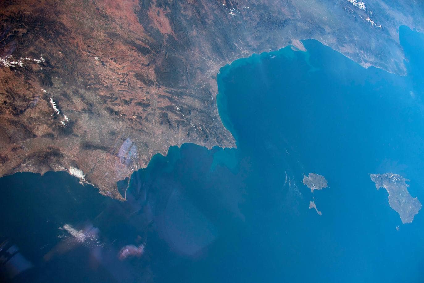 Los astronautas de la Estación Espacial Internacional muestran unas imágenes con detalle excepcional gracias al ángulo oblicuo con el que se tomaron las fotos, que resalta el relieve. Costa mediterránea, en esta podemos ver perfectamente las islas de Mallorca, en primer plano, y Menorca.